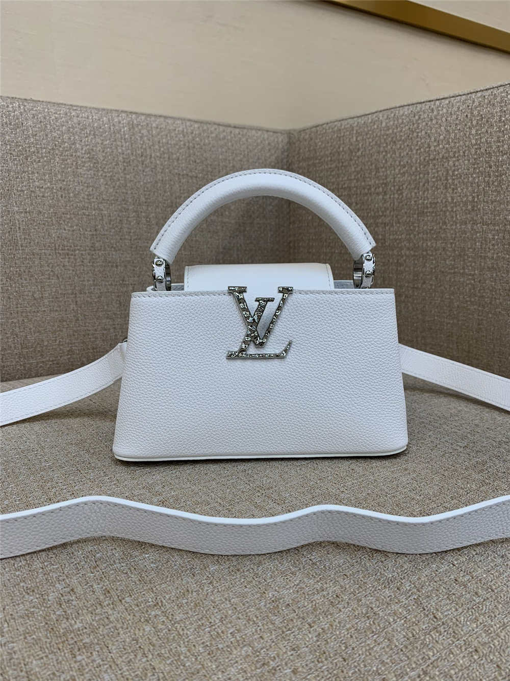 Louis Vuitton CAPUCINES EAST WEST  M24671  size：22x14x8cm 2025 new 